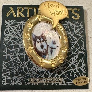 Vintage 1980’s JJ Artifacts Gold Tone Oval Pet Dog Frame Picture Pin Brooch NEW